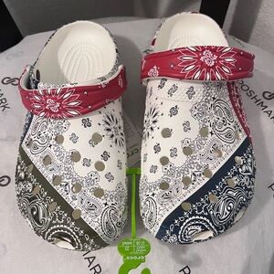 CROCS NWT AUTHENTIC GENDER INCLUSIVE CLASSIC BANDANA DESIGN CLOGS